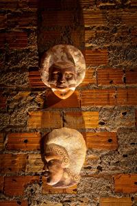 索雷浦赛达奥卡恩托多弗朗西斯酒店的墙上有一张脸的雕像