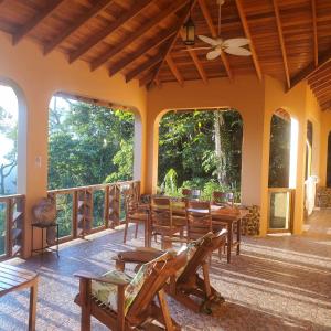Benque Viejo del CarmenLa Hacienda Belize Guest House的带阳台的带桌椅的房间