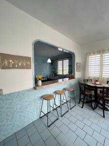 阿雷西博Villa Alborada的厨房配有桌椅和镜子