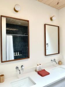 Marion BridgeModern waterfront cottage +hot tub的一间带水槽和镜子的浴室