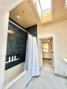 Marion BridgeModern waterfront cottage +hot tub的带淋浴和浴缸的浴室