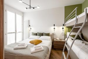 米兰StayEasy Argelati40 - Penthouse with 2 bedrooms, 2 bathrooms and terrace - Navigli的一间卧室配有一张双层床和梯子