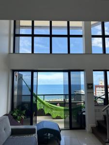 萨尔瓦多Maravilhosa cobertura duplex vista mar的海景客厅