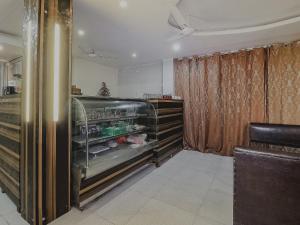 噶伦堡OYO Pradhann Home Stay的一间厨房,里面装有空冰箱