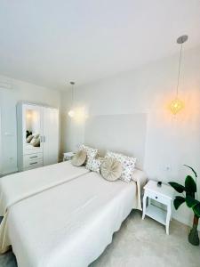 Almodóvar del CampoHotel Rural Sisapo的白色卧室配有一张带枕头的大白色床