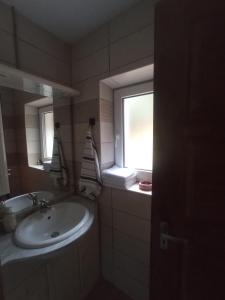 韦莱姆Pele vendégház的一间带水槽和窗户的浴室
