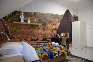 波兹南Soul Poznan的一间卧室,配有一张床和一幅田野画