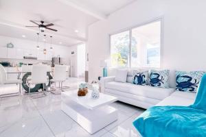 特拉Atlantis Luxury Villages - Neptun的白色的客厅配有白色的沙发和桌子