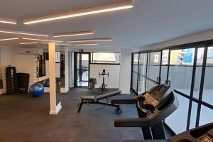 波苏斯-迪卡尔达斯Studio Pratico - Centro Poços de Caldas的健身房设有两个跑步机和一个跑步机