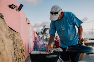 克拉伦代克Sand Dollar Bonaire的一个人在烧烤架上做饭