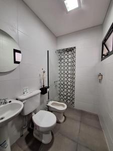 萨尔塔OSTATUA ETXEA的白色的浴室设有卫生间和水槽。