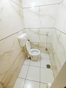 乌贾因Hotel ST INN的一间白色浴室,内设卫生间