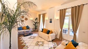 卡普里Villa Maiora的客厅设有两张沙发和一个窗户