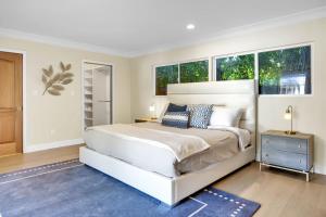 伯班克Forman by AvantStay Pool Near Hollywood Studios的白色卧室设有一张大床和两个窗户