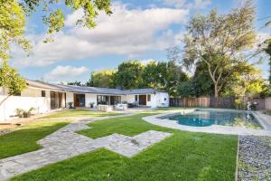 伯班克Forman by AvantStay Pool Near Hollywood Studios的一个带游泳池和房子的后院