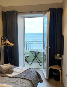 纽卡斯尔BlueSeaView Apartment with fabulous sea views的卧室设有海景阳台。