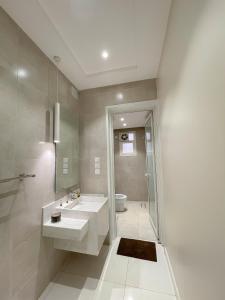 艾卜哈نزل الراشد الفاخرة luxury的一间带两个盥洗盆和淋浴的浴室