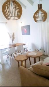 科尔多瓦Casa Deco con Pileta, Asador y Cochera的用餐室配有木桌、椅子和灯