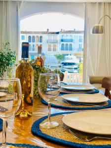 格里莫Maison de pêcheur的一张桌子,上面放着眼镜和一瓶葡萄酒
