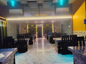 巴特那Hotel Shivaay Inn的宴会厅配有黑色椅子和舞台
