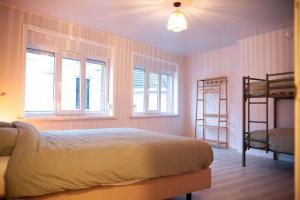 赫拉尔兹贝亨Gaston vakantiehuis的一间卧室设有一张床、梯子和窗户