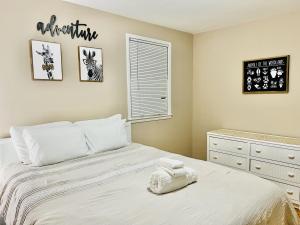 罗利Cozy 4 bedroom Cottage by Duke Raleigh Hospital的卧室配有白色的床、梳妆台和窗户。