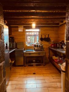 CoporaqueLodge El Portal de Qopuy的厨房配有炉灶和窗户。