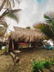 圣贝尔纳多德尔比恩托Sonar del Viento的海滩上带草屋顶的小屋