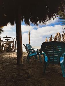 圣贝尔纳多德尔比恩托Sonar del Viento的海滩上的两把椅子和一棵树