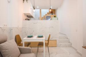 塞维利亚Casa Niña的白色的用餐室配有白色的桌椅