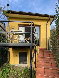 奥维多El Mirador del Naranco的黄色的房子,楼梯通往
