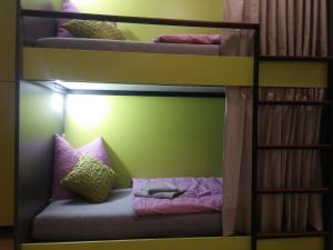 克罗诺维察Hostel **Casa del Sole**的配有紫色枕头的双层床