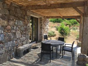 塞拉迪费罗里珊德拉度假屋的一个带石墙的庭院里的桌椅