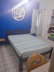 累西腓Hostel da Socorro的蓝色墙壁间的一张床位