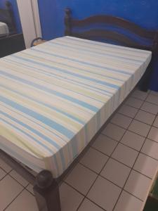 累西腓Hostel da Socorro的一张带蓝色和白色条纹床垫的床