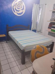累西腓Hostel da Socorro的蓝色墙壁间的一张床位
