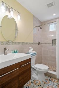 基拉戈港湾旅舍的一间带水槽、卫生间和镜子的浴室