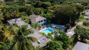 圣詹姆斯The Palms Resort的享有带游泳池的房屋的空中景致