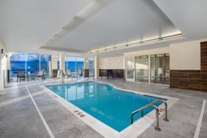 普兰菲尔德Fairfield by Marriott Inn & Suites Indianapolis Plainfield的一座大游泳池