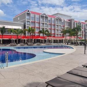 圣代佩德罗São Pedro Thermas Resort的一座大型酒店,在一座建筑前设有一个游泳池
