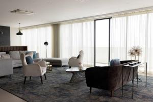 特古西加尔巴Luxury 3BR Penthouse in Astria 1407的客厅配有沙发、椅子和桌子