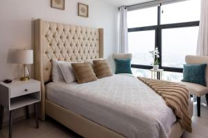 特古西加尔巴Luxury 3BR Penthouse in Astria 1407的一间卧室设有一张大床和大窗户
