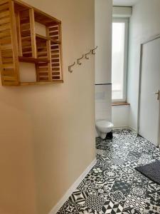 拉尼翁Madini-Breizh :T3 cœur de ville的一间带卫生间的浴室,铺有瓷砖地板。
