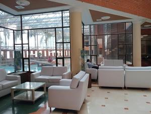 伊瓦格莫拉莱斯国际酒店及会议中心的大堂设有白色的沙发,还有人坐在里面