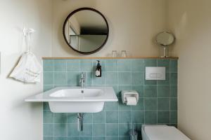 奥尔良La Loge Gogaille - 7 Dormants - Accès autonome的一间带水槽、卫生间和镜子的浴室