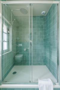 奥尔良La Loge Gogaille - 7 Dormants - Accès autonome的带淋浴的浴室和玻璃门