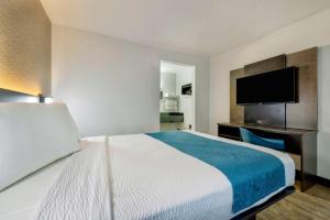 安纳海姆阿纳海姆6号汽车旅馆 - 富勒顿东的配有一张床和一台平面电视的酒店客房
