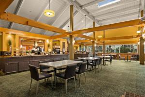 檀香山Best Western The Plaza Hotel - Free Breakfast的一间带桌椅的餐厅和一间酒吧