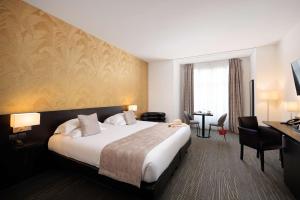 尼斯尼斯马塞纳贝斯特韦斯特酒店的配有一张床和一张书桌的酒店客房