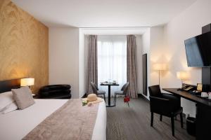尼斯尼斯马塞纳贝斯特韦斯特酒店的酒店客房带一张床、一张桌子和椅子